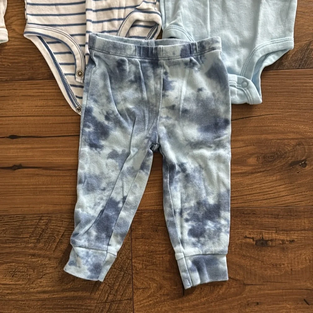 Bundle of Carter’s baby boy outfit sets, size 9 months - Picture 5 of 6